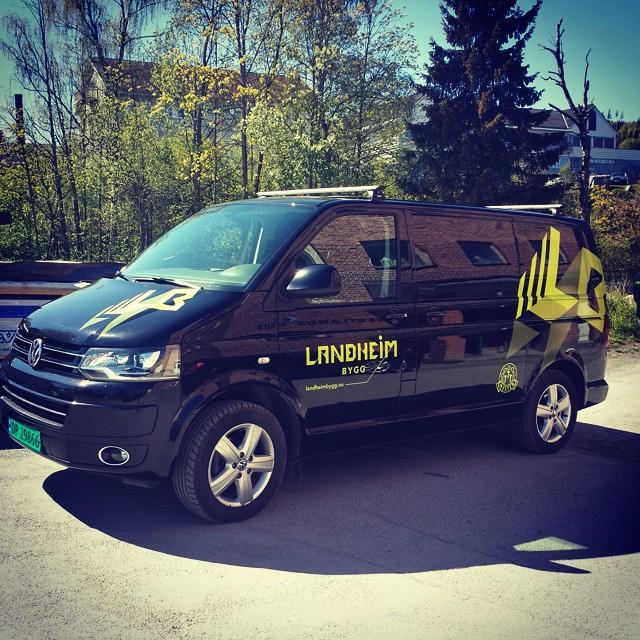 A Landheim Bygg van parked under trees